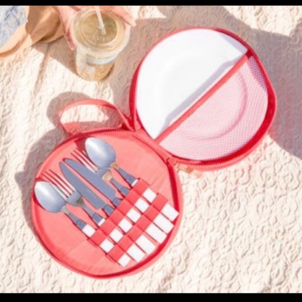 Sunnylife Lovers Picnic Set in “Malibu